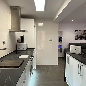 Espacioso De Diseño A 3 Min Renfe. Apartamento